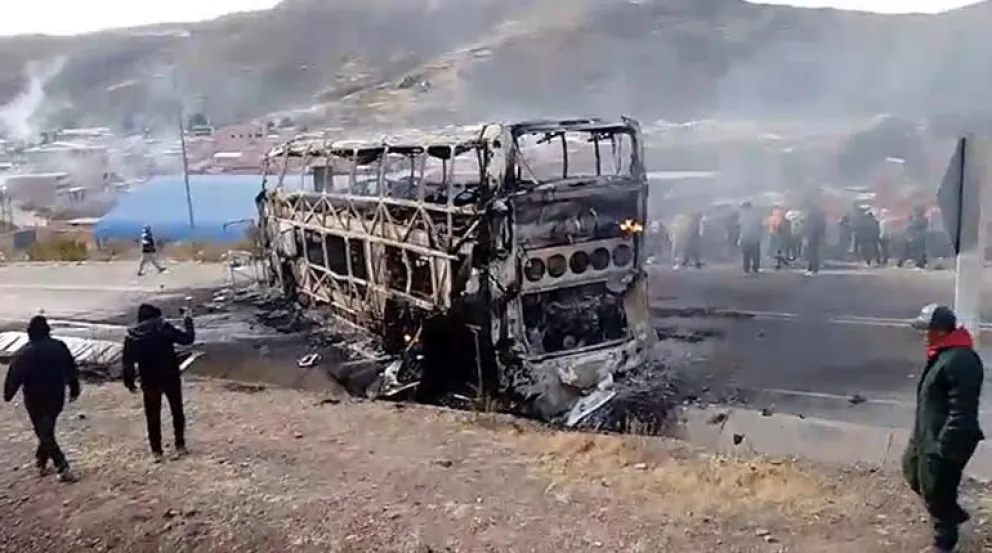 El bus que fue incendiado en las cercanías de Llallagua. Foto: Erbol
