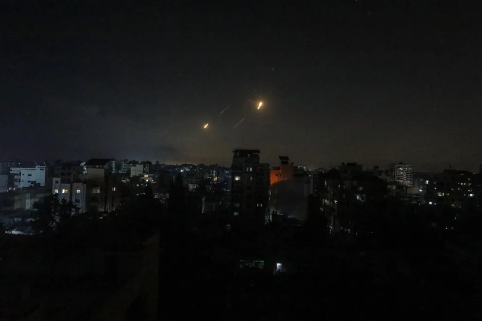 Misiles iraníes atraviesan el espacio aéreo de la Franja de Gaza antes de impactar objetivos dentro de Israel, 13 de junio de 2025. Foto: EFE