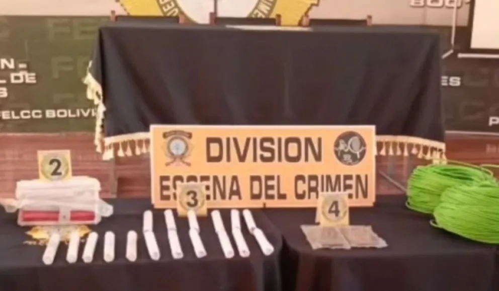 Elementos confiscados a dos de los aprehendidos. Foto: ABI