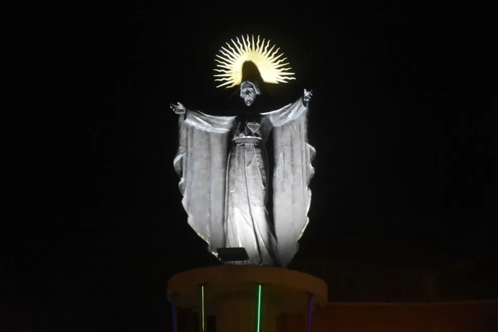 La nueva imagen del señor del Gran Poder en el centro de la plaza.      Foto: AMUN