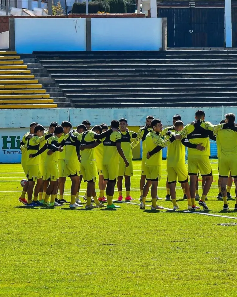 Los atigrados en un entrenamiento de esta semana en su estadio de Achumani. Foto: The Strongest.