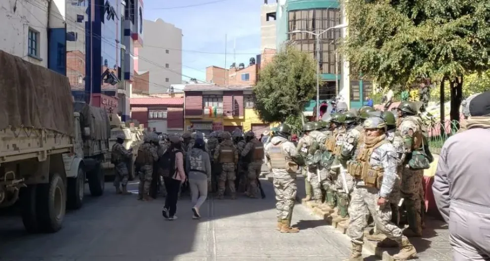 Militares custodian las calles de Llallagua este sábado. Foto: Unitel