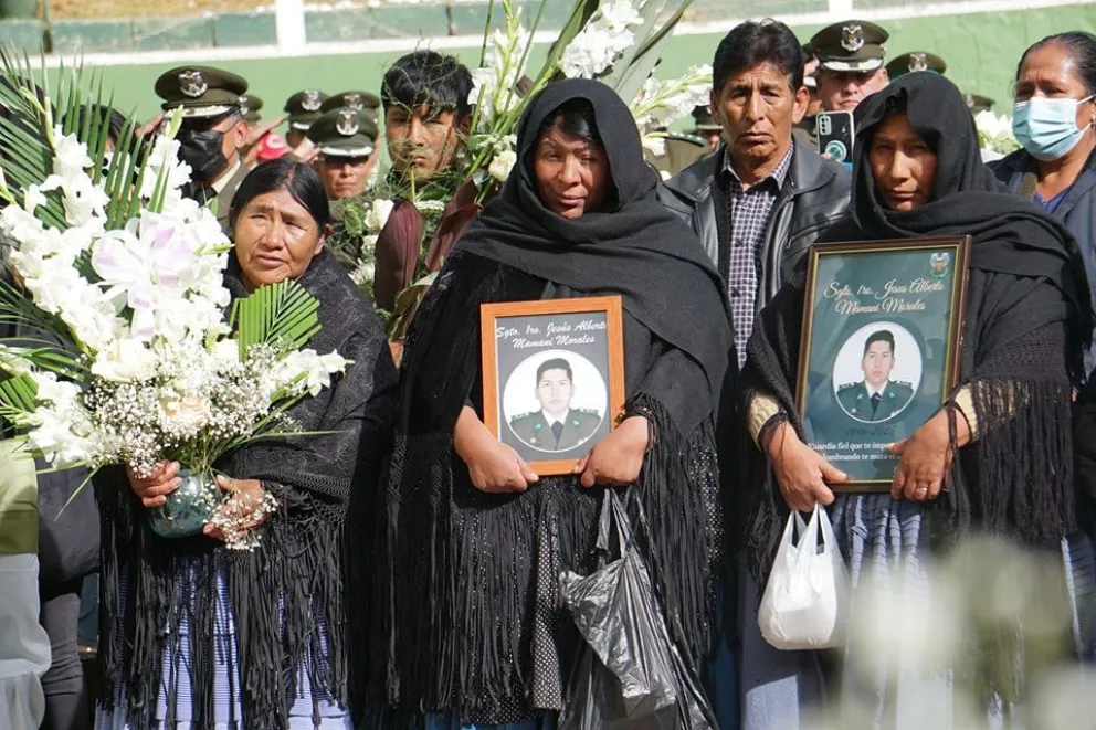 Familiares de los policías asesinados, este sábado durante las exequias. Foto: Anapol