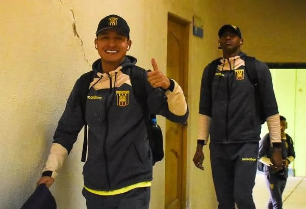 El Tigre llega al Jesús Bermúdez. Abdiel Ayarza aparece por detrás de José Flores (pulgar levantado). Foto: club The Strongest