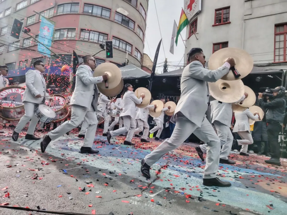 La banda de una de las fraternidades este sábado en el centro de La Paz. Foto: Leny Chuquimia / Visión 360