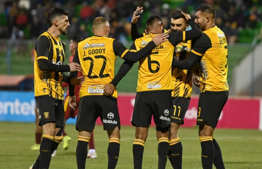 Jugadores del Tigre festejan el primer tanto convertido por Álvaro Quiroga. Foto: Agencia Marka Registrada