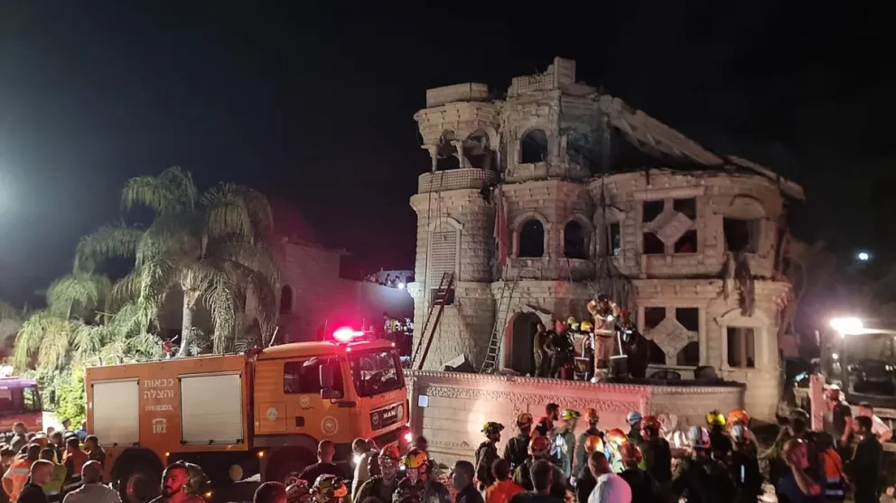 Equipos de emergencia, bomberos y policía, trabajan en el área donde un proyectil iraní impactó provocando el derrumbe de un edificio. Foto: EFE