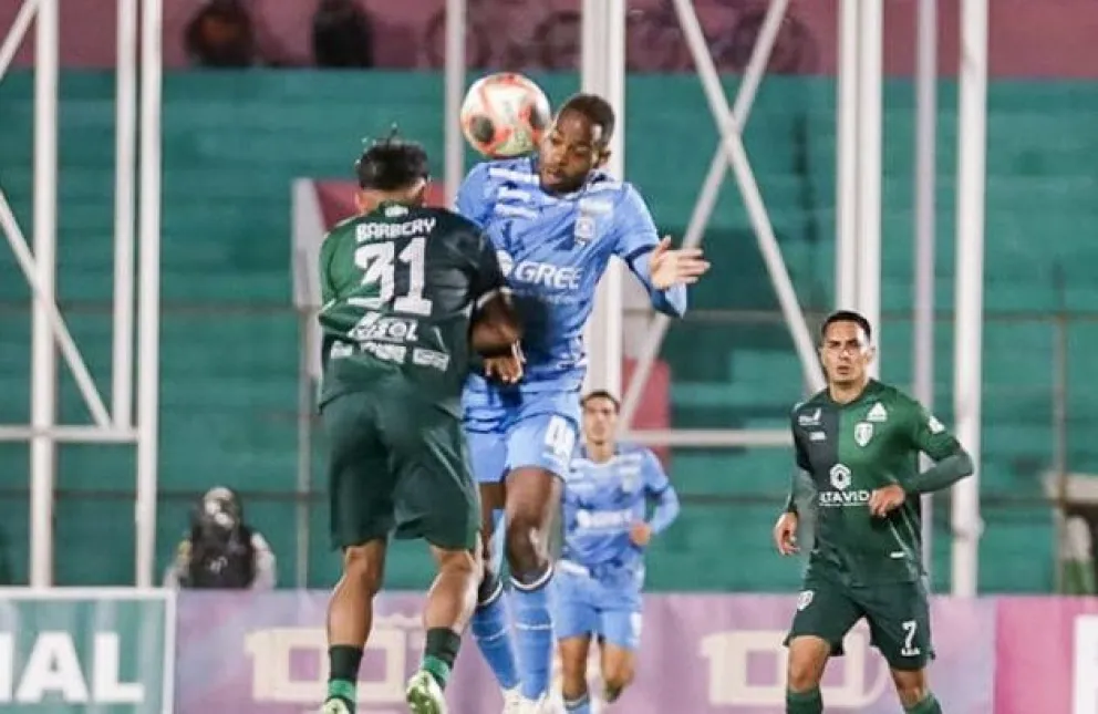 Enoumbá (de celeste), de Blooming, lucha por la pelota con Barbery. Foto: Agencia Marka Registrada.