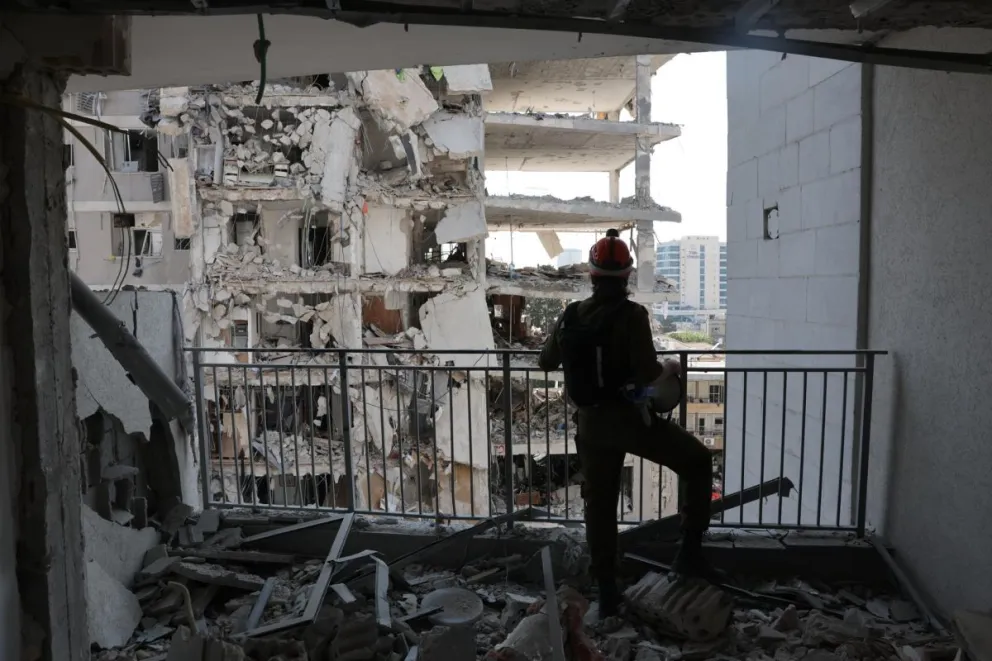 Equipos de rescate este domingo en el lugar del impacto de un misil en el centro de Israel tras un ataque de Irán. Foto: EFE