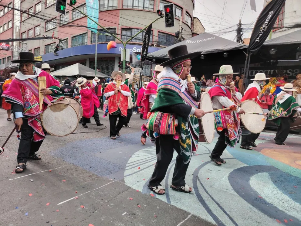 Una de las danzas livianas que participaron en el Gran Poder.     Foto: Leny Chuquimia / Visión 360 