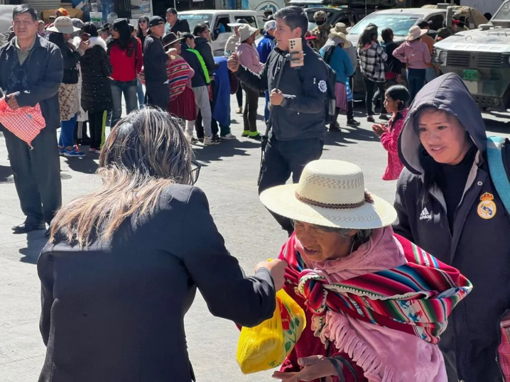 Azucena Fuertes entrega las donaciones de Samuel Doria Medina. Foto: Prensa Unidad 