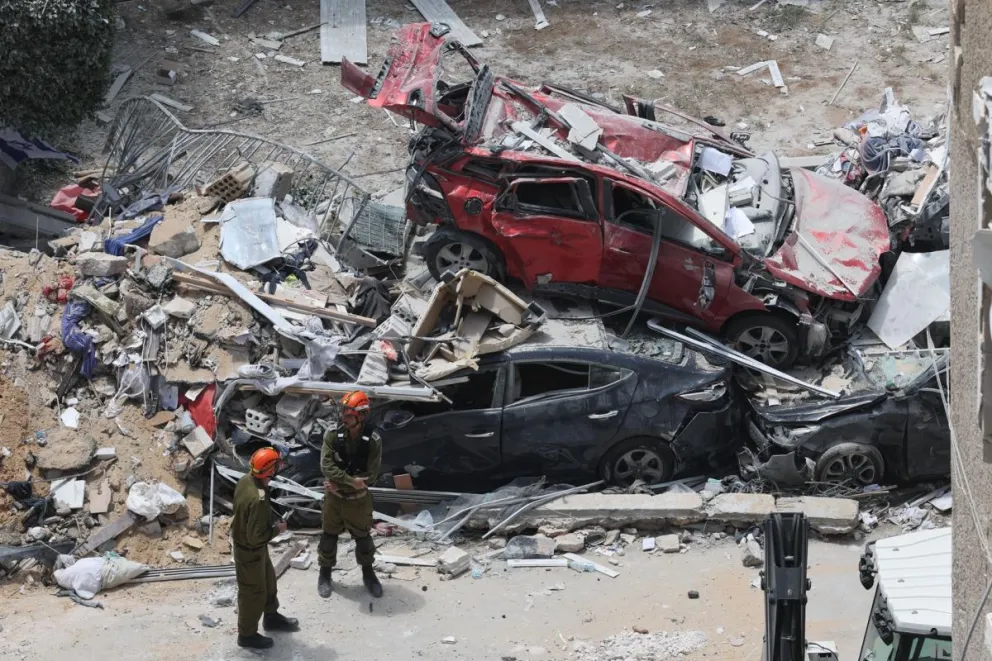 Equipos de rescate en la zona donde impactó en el centro de Israel un misil lanzado por Irán. Foto: EFE