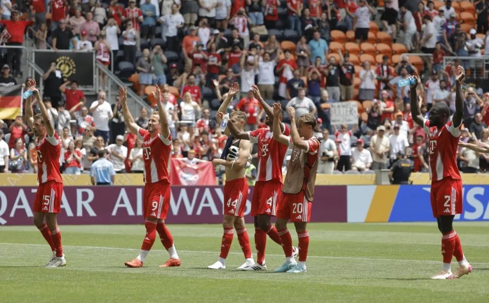 Jugadores del Bayern Múnich saludan a sus hinchas después de ganarle al Auckland City. Foto: EFE