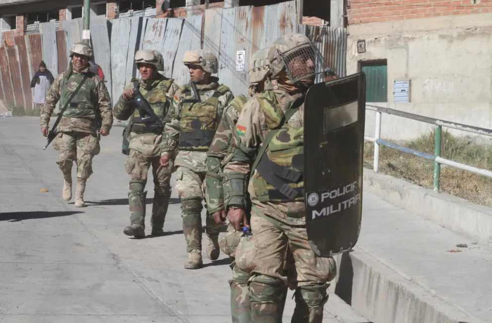 Miembros de las Fuerzas Armadas patrullan una calle en Llallagua durante los días violentos. Foto: EFE