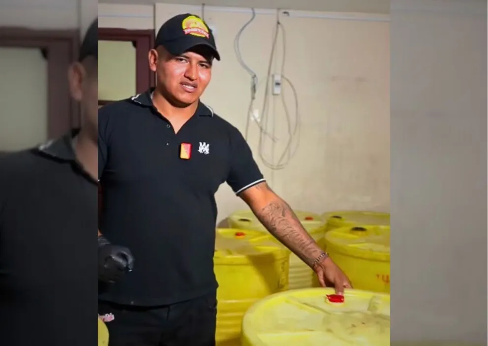 "El Pampeño" muestra los turriles de aceite vacíos.  Foto: Captura de video