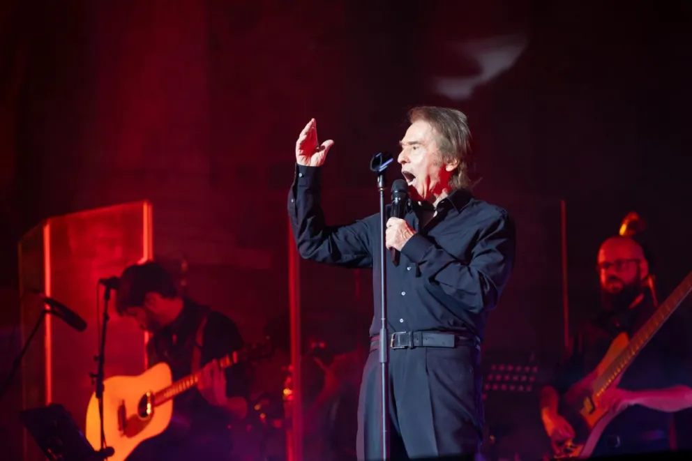  Raphael regresa a los escenarios con un concierto en el que ha repasado algunos de sus grandes e históricos tema. Fotos: EFE