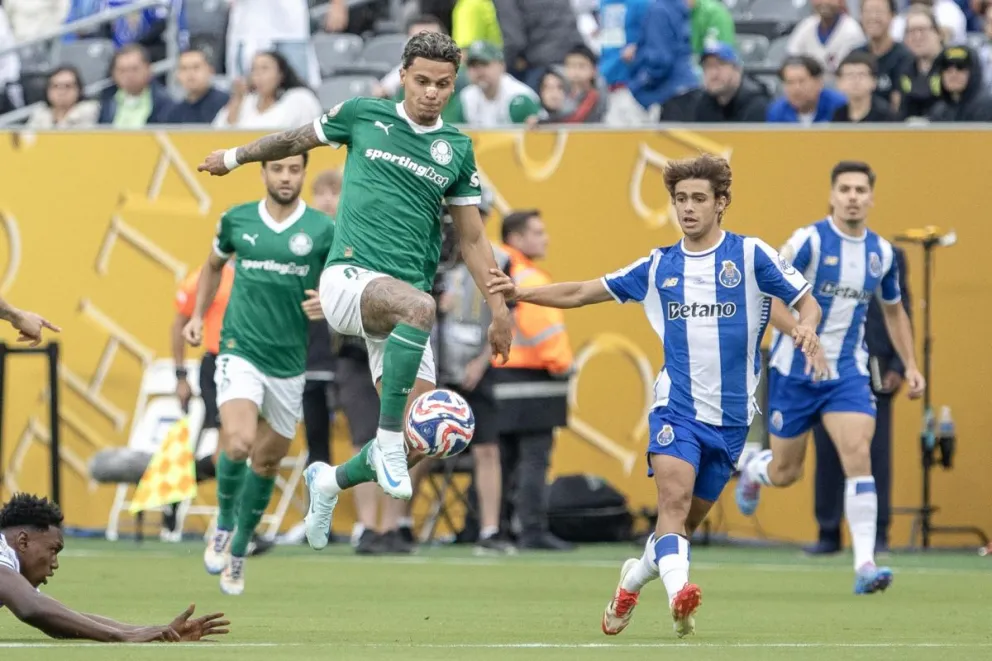 El colombiano Richard Rios, jugador del Palmeiras, controla el balón ante la marca de un rival portugués. Foto: EFE