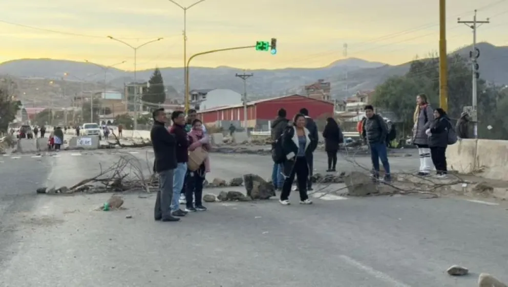 Maestros rurales no pueden avanzar en la carretera entre Cochabamba y Santa Cruz. Foto: Red Uno / Fernando Aguilar