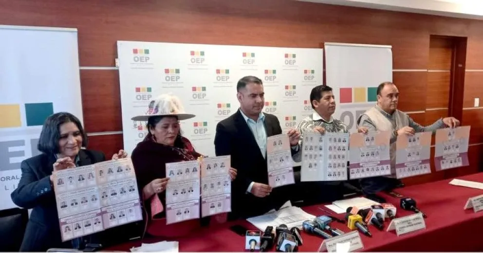 Vocales del Órgano Electoral cuando presentaron la papeleta para las elecciones judiciales. Foto: TSE