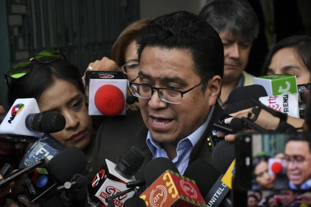El exministro de Justicia, César Siles, en declaraciones a los medios. Foto: APG 