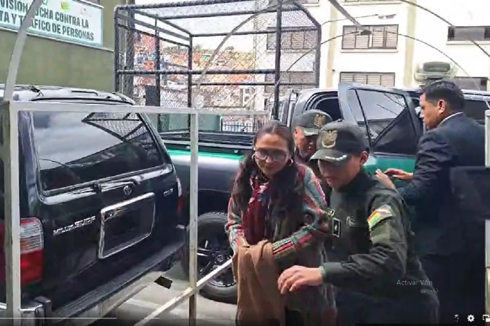 El traslado de la vocal, en la FELCC. Foto: Visión 360