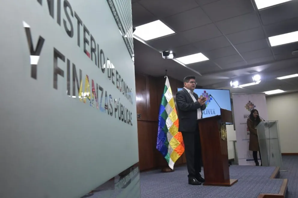 El ministro de Economía, Marcelo Montenegro, durante la conferencia de prensa de este lunes. Foto: APG