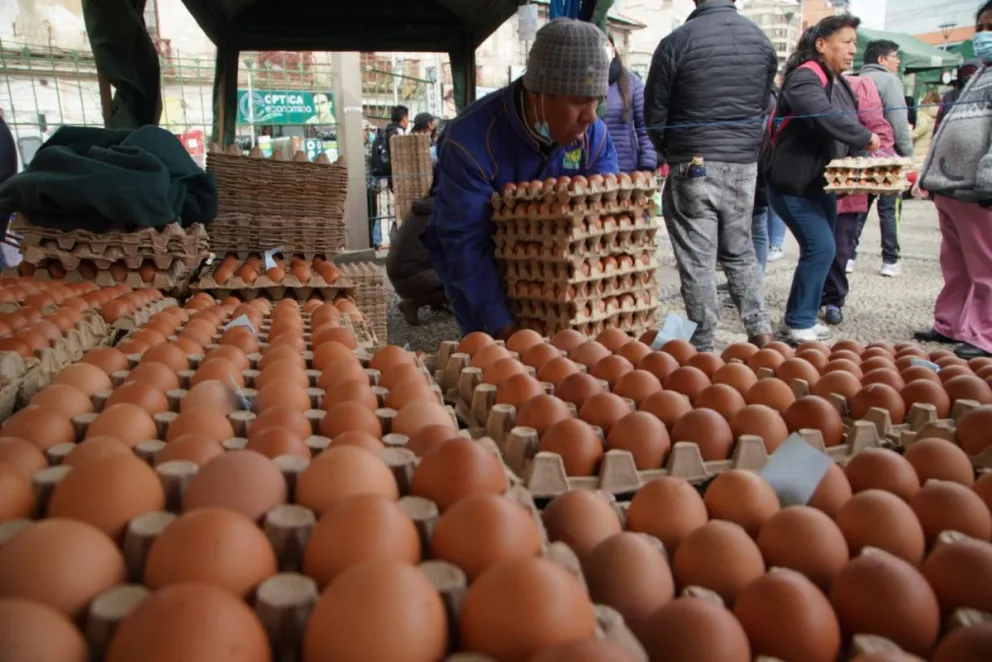 Oferta de huevos en un mercado de La Paz. Foto: ABI