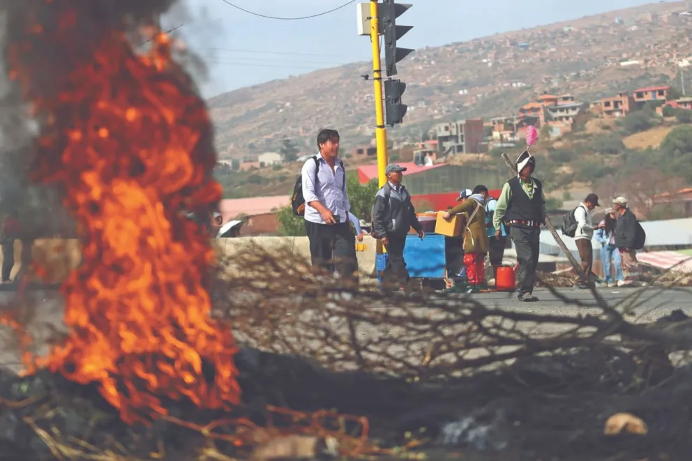 Punto de bloqueo en el que participaban ayllus del Norte de Potosí.  Foto: EFE