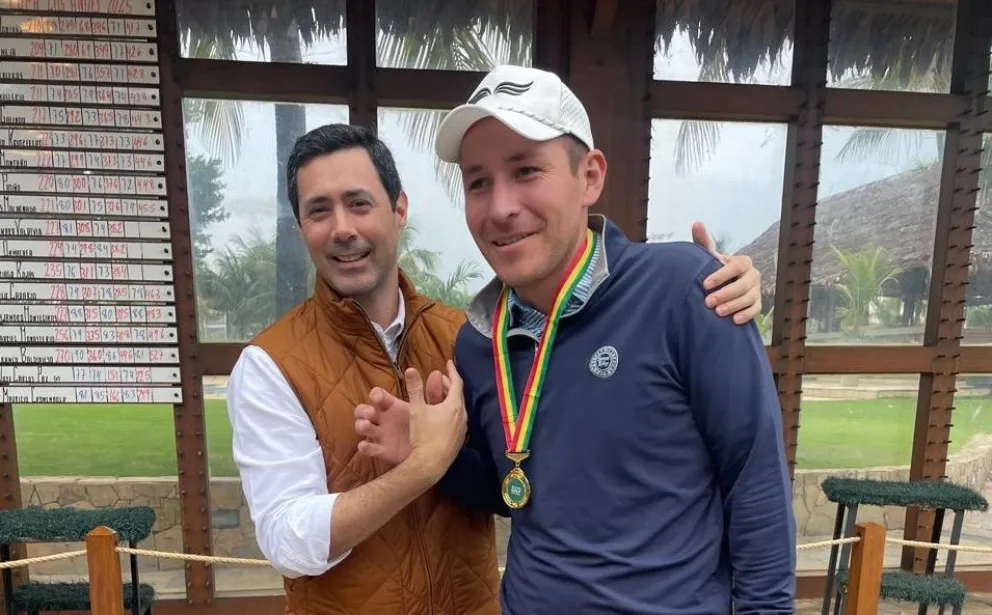 Montaño (der.) tras ganar el Clasificatorio del fin de semana. Foto: Federación Boliviana de Golf.