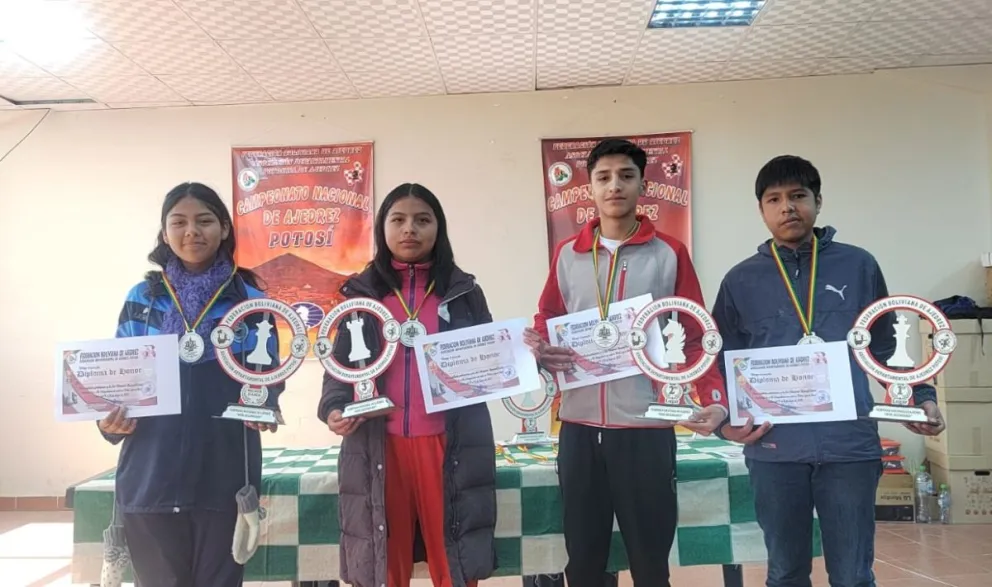 Algunos de los premiados del torneo. Foto: Federación Boliviana de Ajedrez.