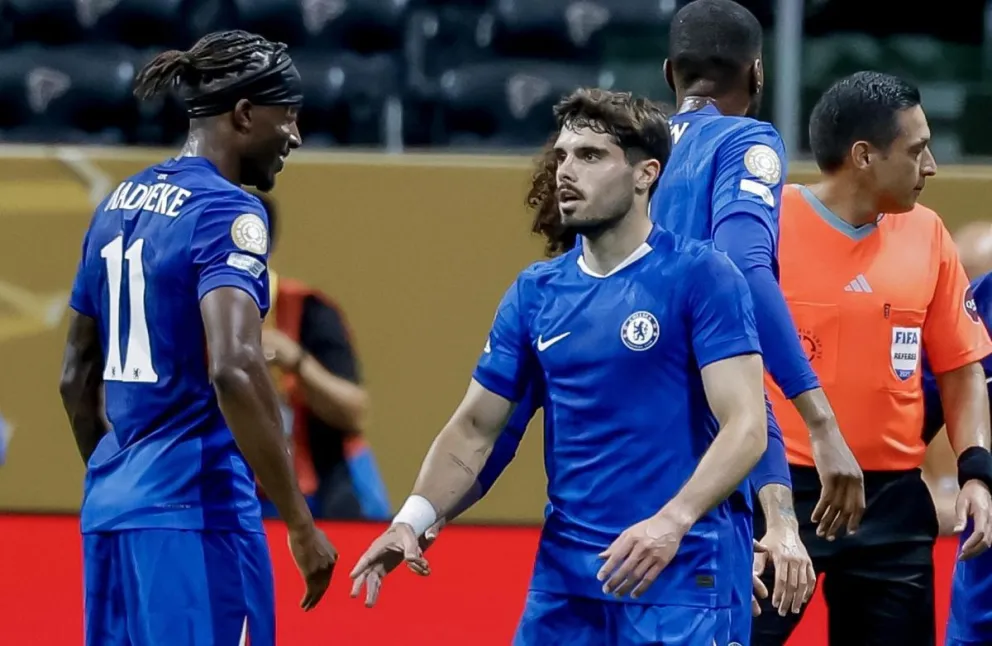 El jugador del Chelsea Pedro Neto (centro) celebra junto a su compañero Noni Madueke. Foto: EFE 
