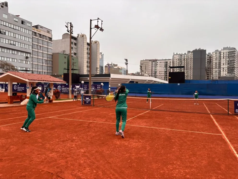 Las cuatro deportistas nacionales en pleno entrenamiento. Foto: Federación Boliviana de Tenis.