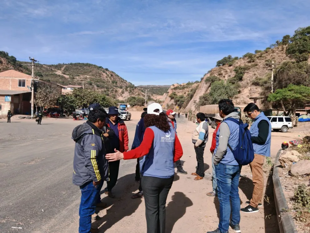 Funcionarios de la Defensoría del Pueblo en un punto de bloqueo. Foto: Defensoría del Pueblo