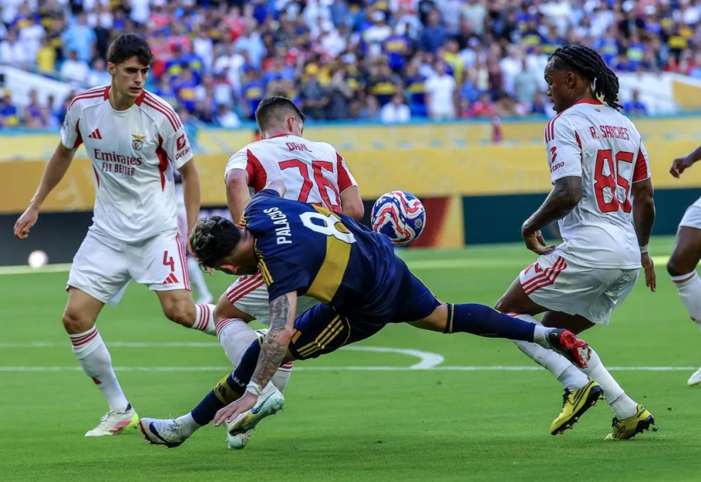 Incidencia del partido entre Boca Juniors y Benfica. Foto: EFE.