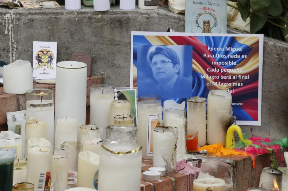 Fotografía de un altar elaborado por simpatizantes del senador Miguel Uribe este lunes, frente a la Clínica Santa Fe de Bogotá en Bogotá (Colombia). Foto: EFE