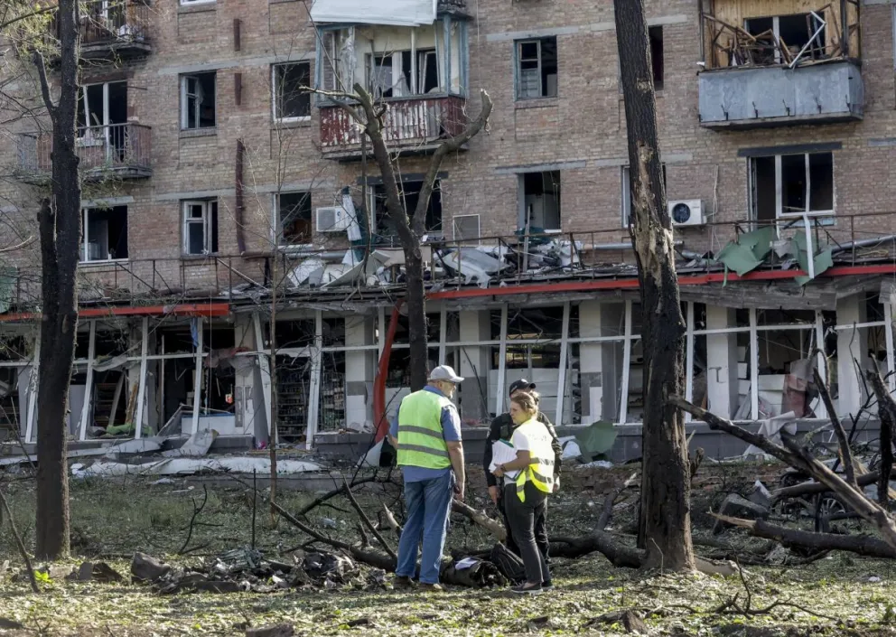 Daños provocados por el ataque ruso en una zona residencial de Kiev. Foto: EFE