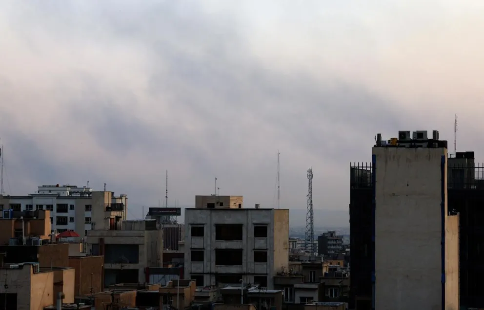Humo en el norte de Teherán tras un ataque aéreo israelí . Foto: EFE