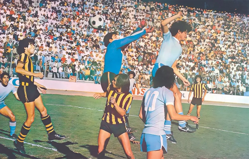 Jesús Reynaldo se anticipa a Luis Galarza en un clásico de 1978, con el estadio Hernando Siles repleto. Foto: CJM