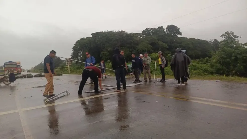 Una vía en San Ignacio de Moxos es la única bloqueada este martes en el país. Foto: Radio Mátire Fm 96.9