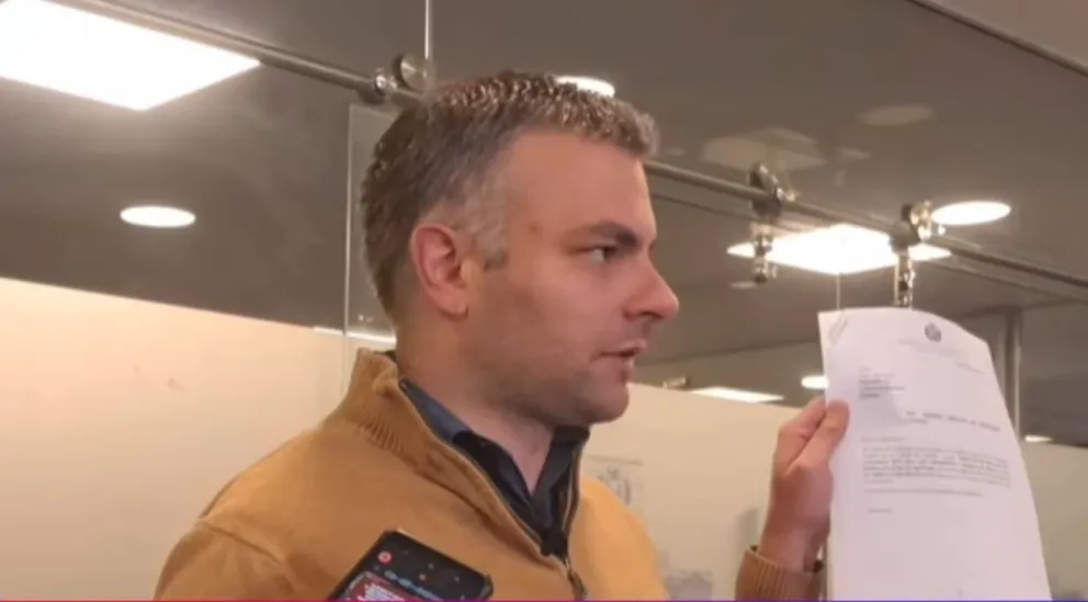 El diputado de CC, José Manuel Ormachea, con el proyecto de resolución camaral. Foto: Captura de video