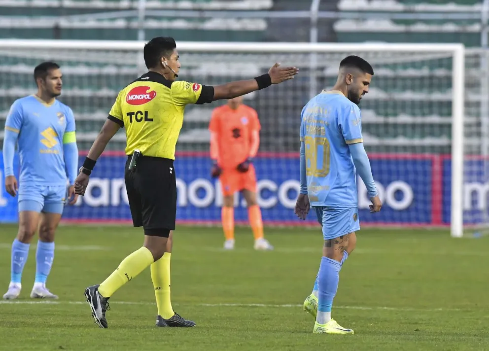 El árbitro Gabriel Mendoza durante el partido entre Bolívar y Always Ready. Foto: APG.