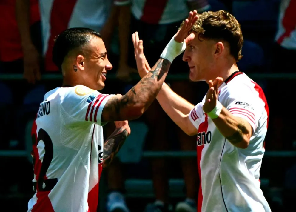 Kevin Castaño (izq.) felicita a su compañero Facundo Colidio, autor del primer gol de River Plate. Foto: club River Plate
