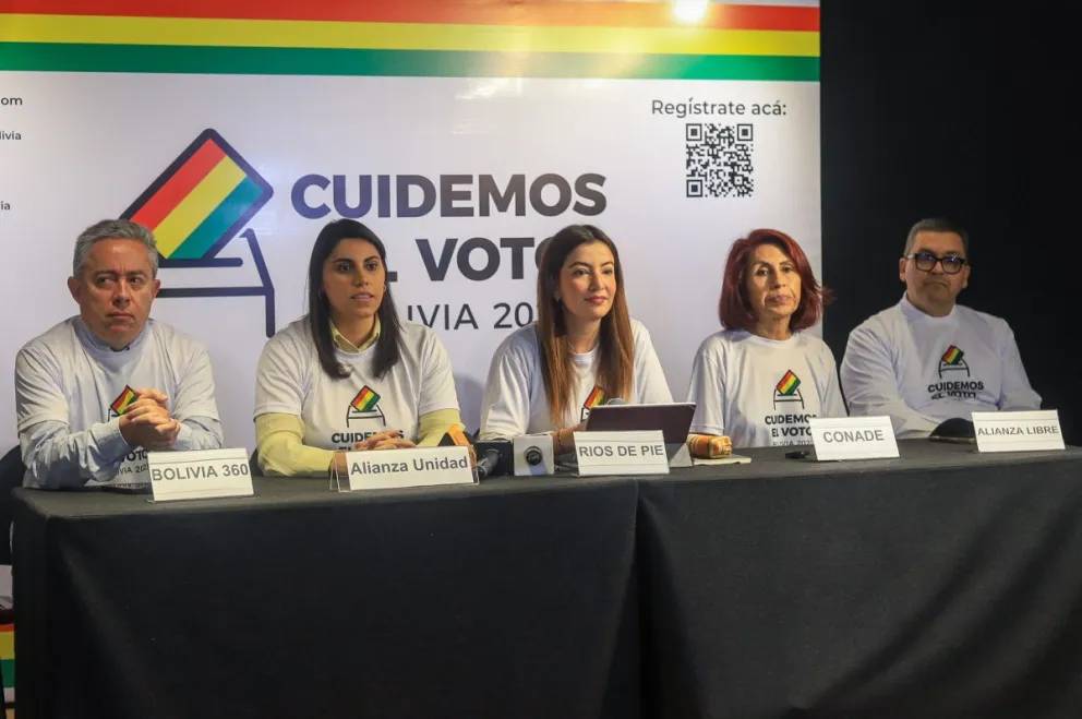Representantes de diversas organizaciones ciudadanas asisten a una rueda de prensa este 17 de junio de 2025, en La Paz. Foto: EFE