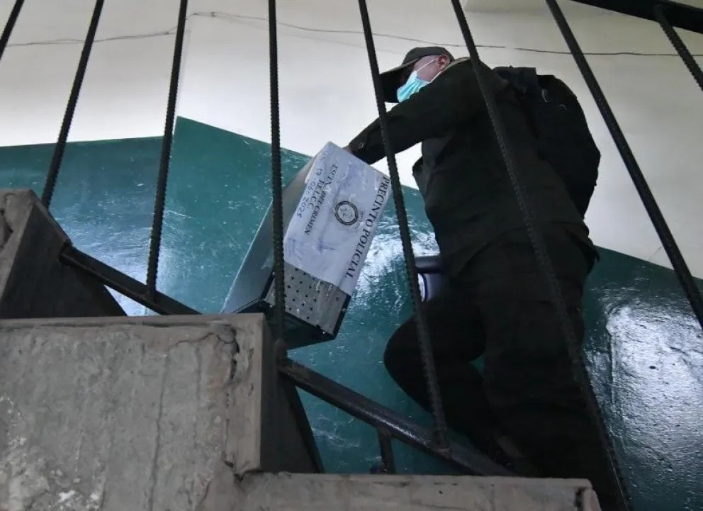 Las autoridades allanaron las oficinas de Castro, y secuestraron documentación y computadoras que servirán en la investigación de lo sucedido. Foto: APG