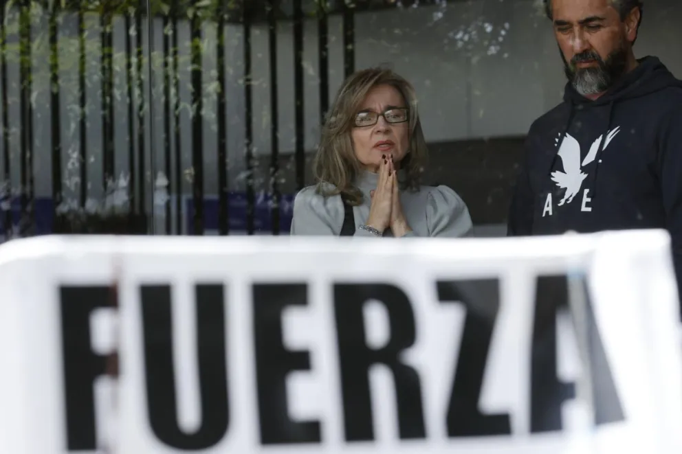 Una mujer reza por la salud del senador Miguel Uribe este lunes, en la Clínica Santa Fe de Bogotá en Bogotá (Colombia). Foto: EFE