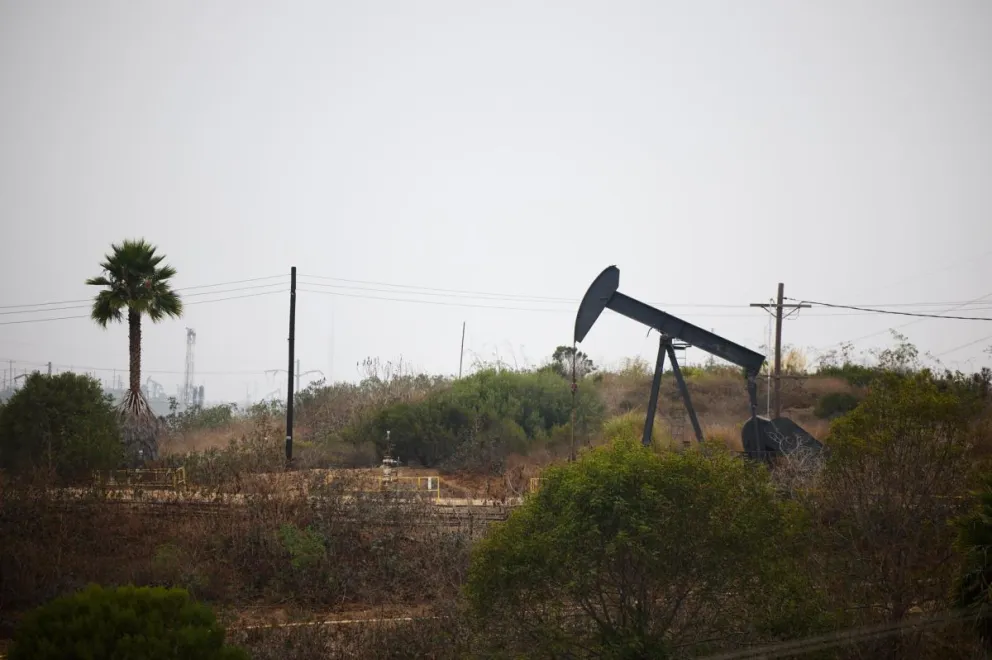 Vista de un pozo de petróleo en Los Ángeles, EEUU. Foto: EFE