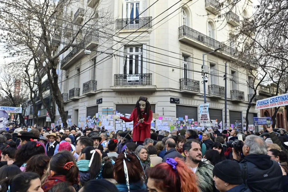 Personas se reúnen a las afueras de la casa de la expresidenta de Argentina, ayer martes. Foto: EFE