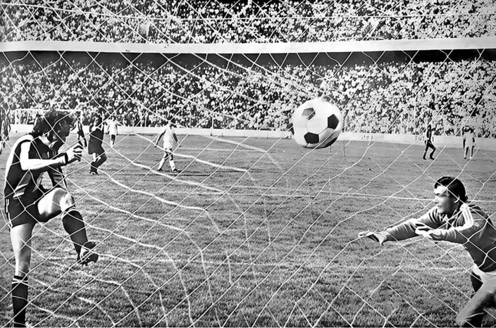 El atigrado Luis Fernando Bastida (izq.) convierte el gol del triunfo 2-1 sobre Bolívar el 15 de enero de 1978. Foto: Hemeroteca Vicepresidencia. 