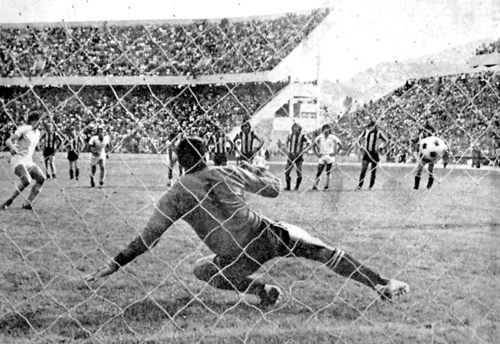 Ricardo Troncone convierte de penal el gol de Bolívar ante Luis Galarza (+) en el choque de enero de 1978. Foto: Hemeroteca Vicepresidencia.
