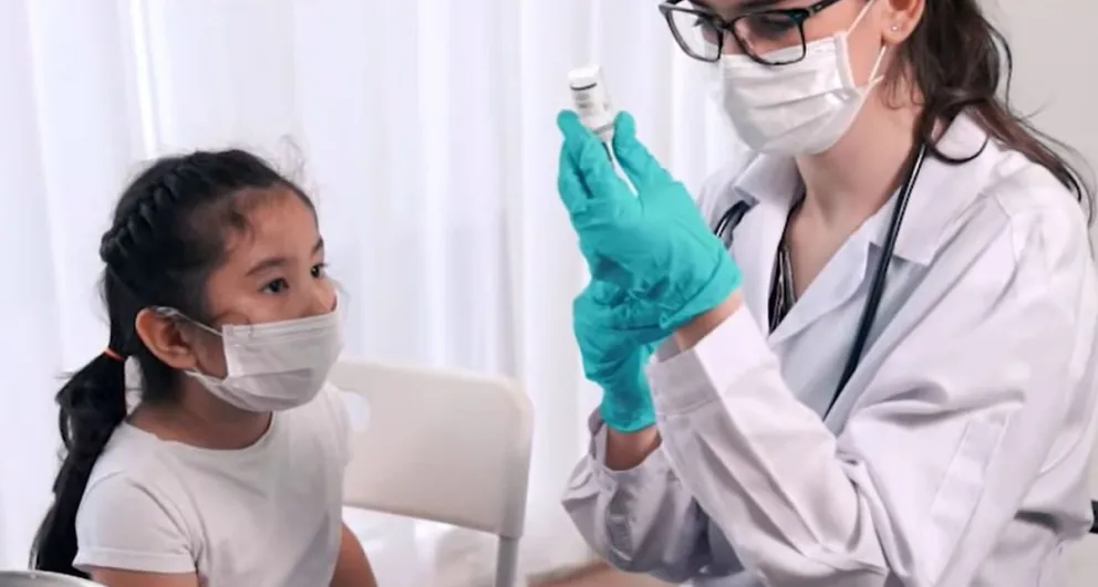 Una enfermera prepara una vacuna contra la enfermedad. Foto: Captura de viudeo